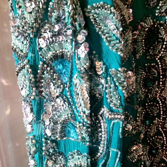 STUNNING VINTAGE BEADED GOWN - Picture 7 of 7
